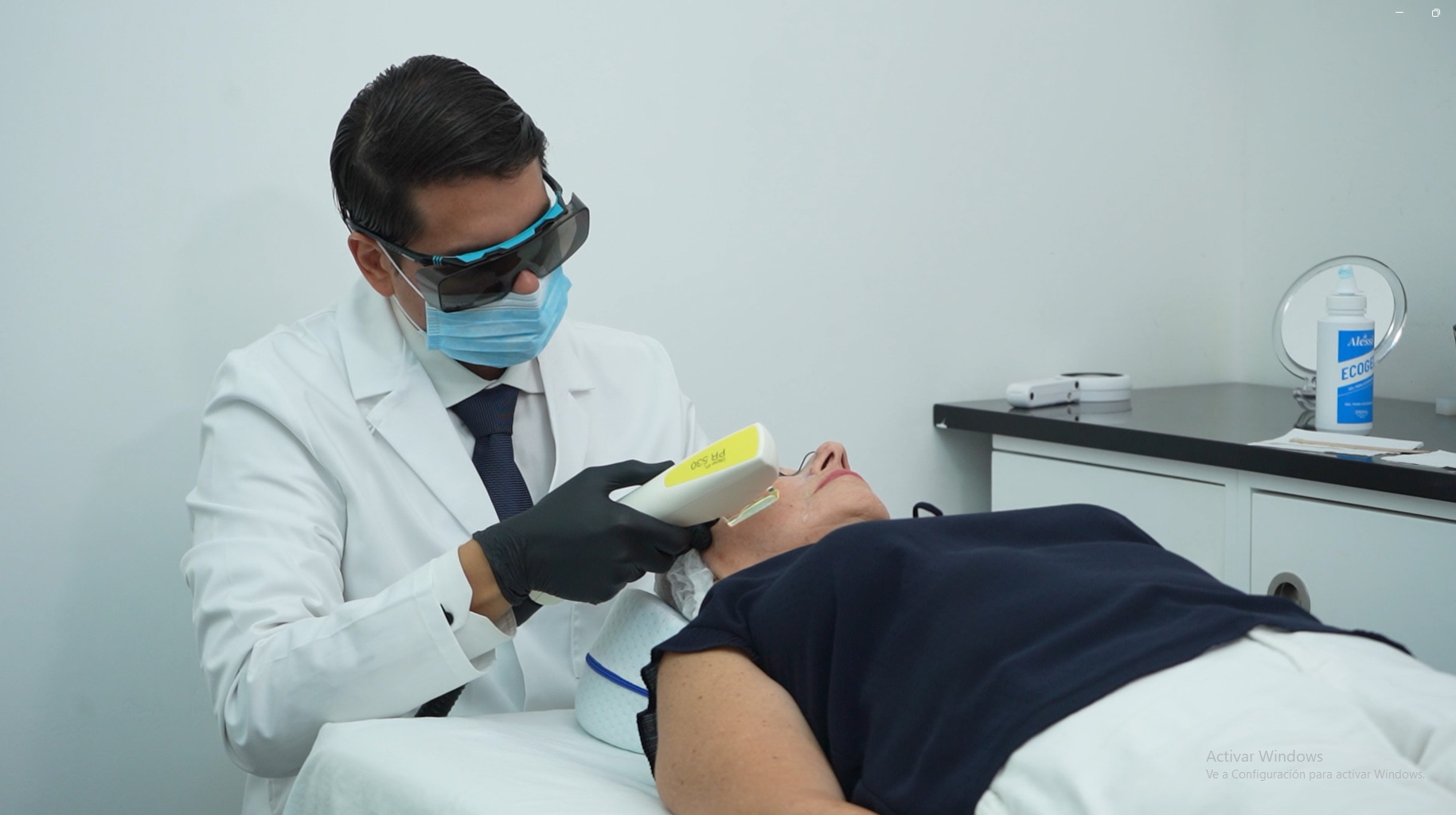 Dr. Julio aplicando tratamiento Nordlys en Cliniderma